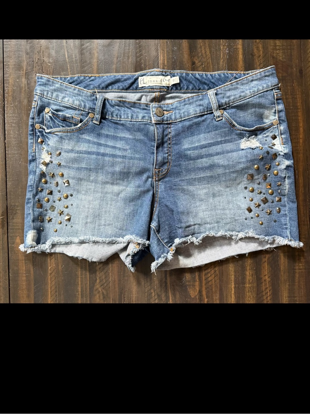 Torrid Denim Studded Shorts Women’s Size 18 Light Wash Distressed Cut Off